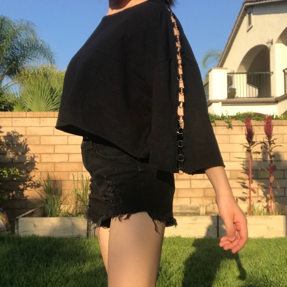 Black O-Ring Cropped Tee - Picture 4 of 5